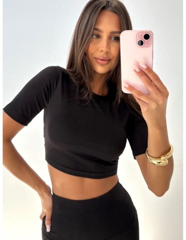 098adcc126a66b6d6fadcc5fe3025dbccbea51e3 Dopasowana bluzka crop top EASYCHIC – czarny