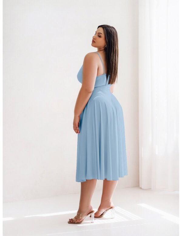 32612a767e2d9f4efb852cd474040e6d1b3db8bb Sukienka midi PLUS SIZE na ramiączkach AGNES – błękitna
