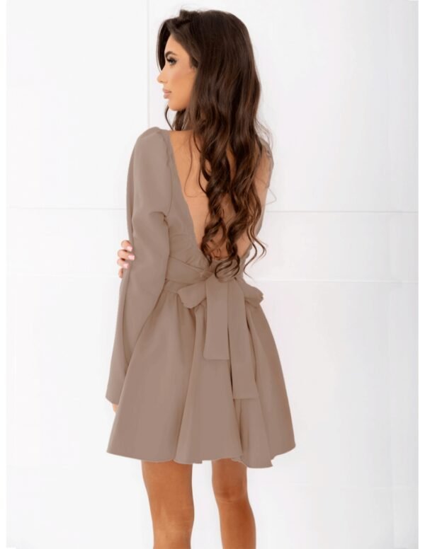 3496e8a78c61e810beaca9a144fcfd14decfe362 Modna sukienka z odkrytymi plecami LEVIA – cappuccino mocca