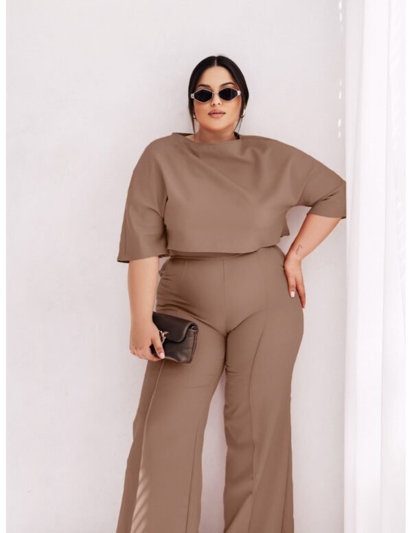 4f5d61037c95bb7cb750006a0c59d93dece4f563 Elegancki komplet PLUS SIZE ze spodniami JASIRA – cappuccino