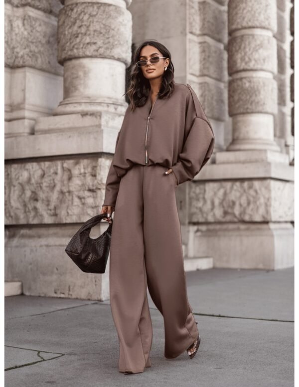 516cf2635c78c97d25dd85d5c6a3d66cbd69d911 Masełkowy dres z szerokimi spodniami SORGO – mocha mousse
