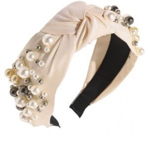 77900596b09d46f8dd3af5775f43c5329256f660 Opaska turban z materiału z perełkami – beżowa