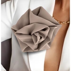 7a85614293a4b0f32d529002568aad90bdb2f46f Broszka przypinana róża materiałowa – mocha mousse