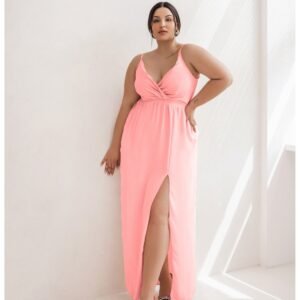 7d412cf33018e45fb2d296c9889348ed1f0396a8 Maxi sukienka z rozcięciem PLUS SIZE – LEIA – pudrowy róż