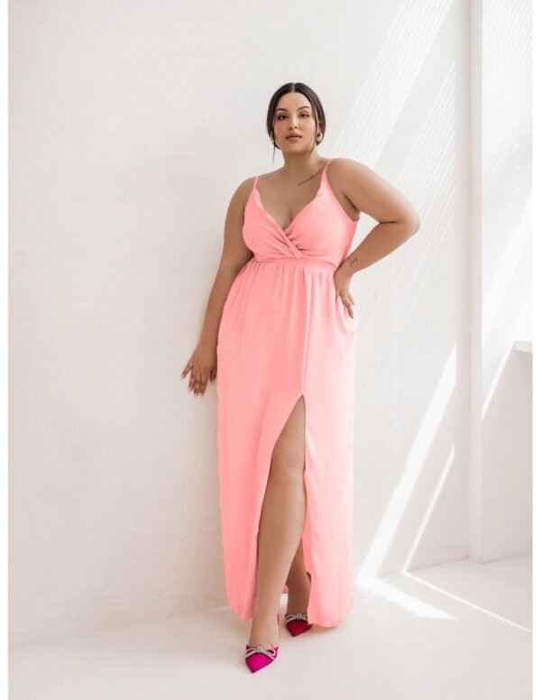 7d412cf33018e45fb2d296c9889348ed1f0396a8 Maxi sukienka z rozcięciem PLUS SIZE – LEIA – pudrowy róż