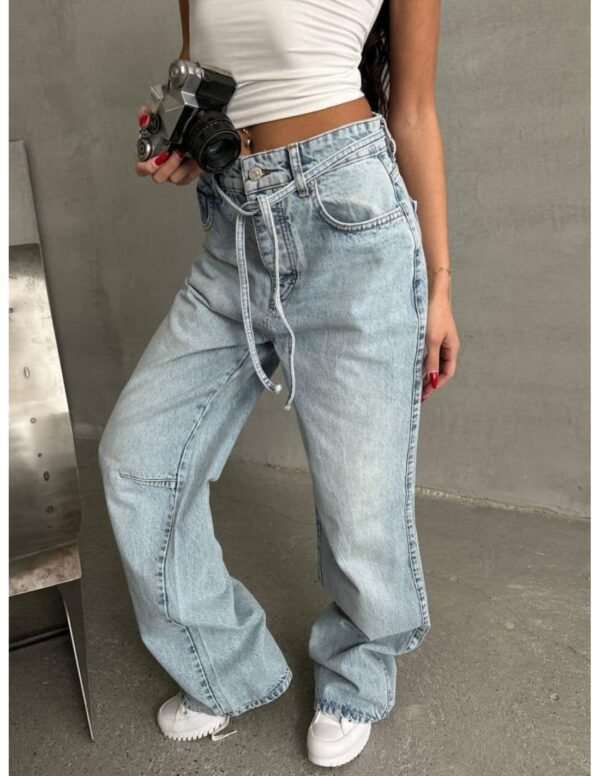 83723eeddf9332442d087b56f5b189d6afa9a732-1 Szerokie spodnie jeansy z wiązaniem ELIF – jasny jeans