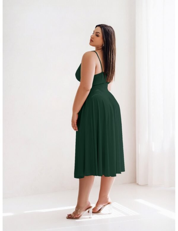 8e7b99bd89358cdc475c8aea0e467a118ba0a7e9 Sukienka midi PLUS SIZE na ramiączkach AGNES – butelkowa zieleń
