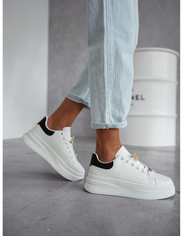 b88556b171a3e9cf2c06add409b3d1d6a2e3c49f-4 Buty sneakersy na platformie ze zdobieniami – białe