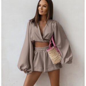 db477971836b2d02f5bf419a4839dac265a32d91 Komplet bluzka wiązana i spodenki MOELI – mocha mousse