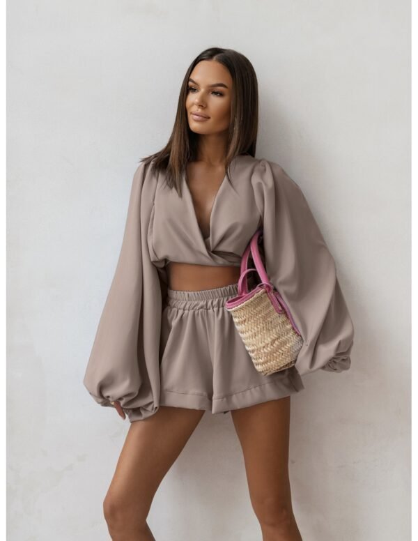 db477971836b2d02f5bf419a4839dac265a32d91 Komplet bluzka wiązana i spodenki MOELI – mocha mousse
