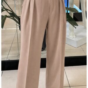 ded817d1b9e2b174b95e56dad26e157d5ec643dc-1 Eleganckie spodnie z zakładkami MIHO – mocca