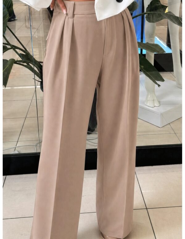 ded817d1b9e2b174b95e56dad26e157d5ec643dc-1 Eleganckie spodnie z zakładkami MIHO – mocca