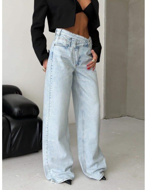 dfcc11e1e04a0de8aa84d43387b54e6c1d2e1b0c-2 Spodnie jeansy z asymetrycznym pasem MATTY – jasny jeans