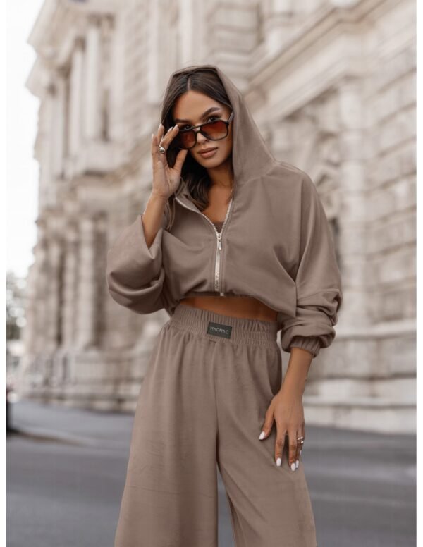 ffdfbb8b178ec116a7e495ade23fb6d20f8bb52d Welurowy dres bluza i szerokie spodnie MAXIM – cappuccino