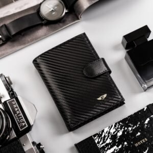 572cb17de2740e35eb1d424a8522e565e344cd2e Skórzany portfel na karty carbon – Peterson