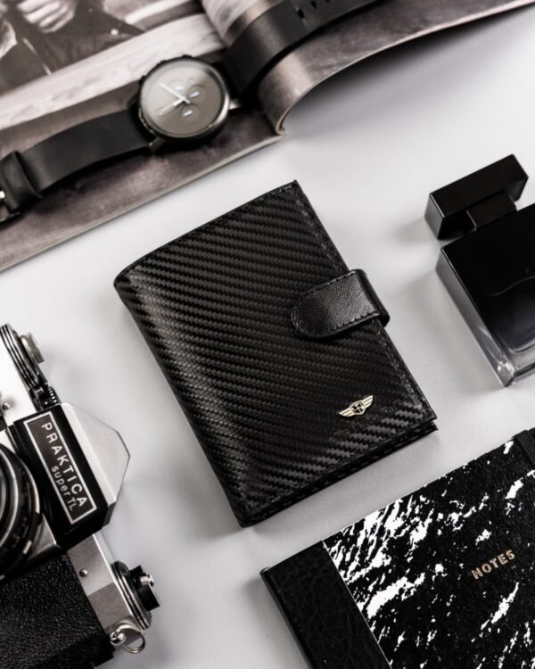 572cb17de2740e35eb1d424a8522e565e344cd2e Skórzany portfel na karty carbon – Peterson